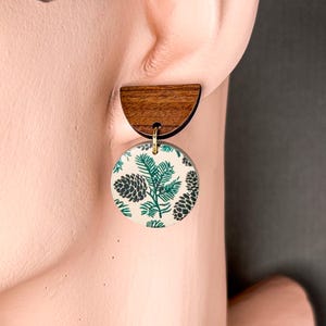 Boucles d'oreilles pendantes pomme de pin couleur café au lait, clous d'oreilles en noyer, motif botanique sapin, finition mate, bijoux nature, cadeau de Noël