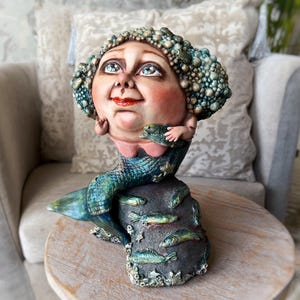 Muñeca de sirena hecha a mano: escultura OOAK, figura coleccionable original, decoración de fantasía para el hogar, regalo para amantes del arte.