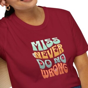 Miss Never Do No Wrong T-Shirt | Retro Groovy Tee | Cat and Flowers | Funny Shirt Girls | 70s Aesthetic | Vintage Floral | Peeking Cat