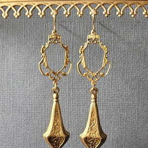 Pendientes victorianos, joyería eduardiana, georgiana, vintage, filigrana, floral, época romántica, réplica histórica, edad dorada, reproducción de joyas en oro.