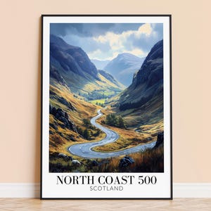 Può includere: Una strada tortuosa attraverso una valle nelle Highlands scozzesi. La strada fa parte del percorso North Coast 500. L'immagine è un poster con il testo "North Coast 500" e "Scozia".
