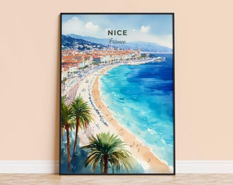 Op de afbeelding: Aquarelprint van Nice, Frankrijk, met een kuststad met gebouwen, een strand en palmbomen. Het kunstwerk heeft een zwarte lijst en de tekst "NICE France" bovenaan.