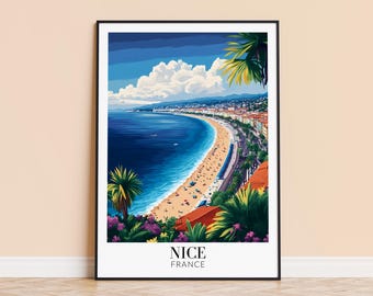 Op de afbeelding: Een kleurrijke illustratie van de stad Nice, Frankrijk, met uitzicht op de kustlijn en de Middellandse Zee. De afbeelding toont een strand met mensen erop, palmbomen en een stadsbeeld op de achtergrond. De tekst "NICE FRANCE" is onderaan de afbeelding gedrukt.