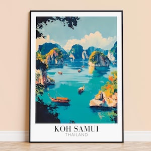 Könnte beinhalten: Ein Vintage-Reiseposter mit einer farbenfrohen Illustration einer tropischen Insel mit türkisfarbenem Wasser, üppigen grünen Inseln und Booten. Der Text auf dem Poster lautet "KOH SAMUI THAILAND".