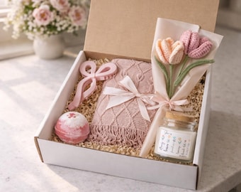 Geschenk Set zum Muttertag: Kerze, Decke, Haarspange, Badebombe, Häkelblumenstrauß für Mama