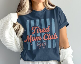 Müde Mama Club T-Shirt | Lustiges Mutterschafts-T-Shirt | blaue Streifen, rosa Schleife akzentuiert, Vintage Look, Muttertag