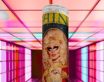 Saint Trixie Mattel Pink Kerze, unparfümiert, Diva Decor