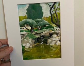 Könnte beinhalten: Ein Gemälde eines japanischen Gartens mit einem kleinen Wasserfall, der in einen Teich fließt. Der Teich ist von Felsen und Bäumen umgeben. Das Gemälde ist in einem realistischen Stil mit leuchtenden Farben ausgeführt.