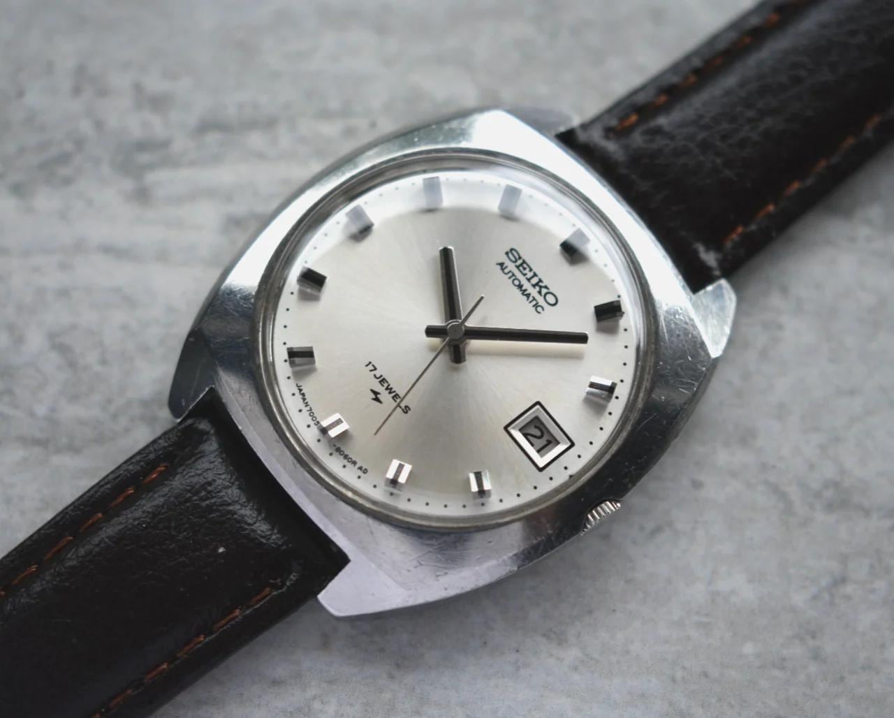 優駿1972/3~5•9 1973/4•6~10•12 1974/3~12 March 1972 Vintage Seiko Watch Automatic Silver Dial Date Leather