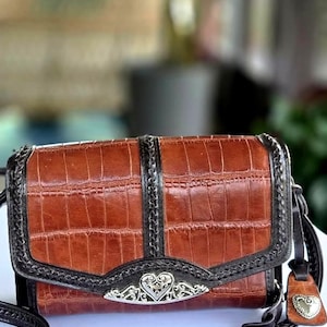 millésime Marc Chantal M.C. Sac à main en cuir marron et noir embossé effet croco Silver Heart Occasion usage minimal. Excellent état - Aucune tache