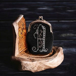 Handgefertigte Schwarze Gehäkelte Geldbörse mit Tschechischen Rocailles Perlen und Dazhbog slawischen Symbol- Einzigartiges Geschenk. Kleine Geldbörsen mit einer persönlichen Initiale