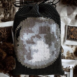 Borsa con coulisse all'uncinetto con perline di semi per rune, taro e talismano "Luna Piena". Copri-oracolo per i Tarocchi