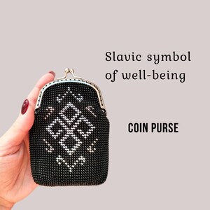 Porta-moedas com fecho de contas de crochê - Bolsa preta para chaves e porta-cartões, carteiras pequenas com uma inicial personalizada e um símbolo de prosperidade