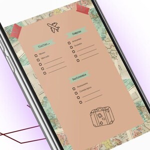 Puede incluir: Una lista de verificación para viajes y vacaciones con un fondo de mapa vintage. La lista de verificación incluye secciones para "Vuelo", "Ropa" y "Gastronomía".