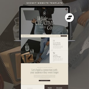 Peut inclure: Un modèle de site web Showit affiché sur un écran, présentant le nom de marque Wilde Creative Co. La mise en page comprend des sections pour la gestion des réseaux sociaux et le design de marque, avec une palette de couleurs neutres.