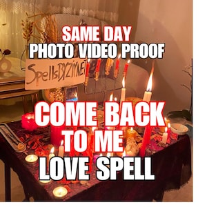 Könnte beinhalten: Ein Tisch mit brennenden Kerzen, einem Schild mit der Aufschrift "SpellsByZiyne" und dem Text "COME BACK TO ME LOVE SPELL". Das Bild hat ein mystisches Thema mit Fokus auf Liebeszauber und Rituale.