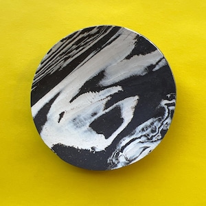 Könnte beinhalten: Eine kleine, runde Keramikschale mit einem schwarzen und weißen Marmormuster. Die Schale ist perfekt für die Aufbewahrung von Schmuck, Schlüsseln oder anderen kleinen Gegenständen.
