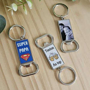 Chaveiro abridor de garrafas personalizado - Abridor de garrafas - Presente - Chaveiro de metal - Abridor de garrafas - Chaveiro com foto - Presente de lembrança - Casamento