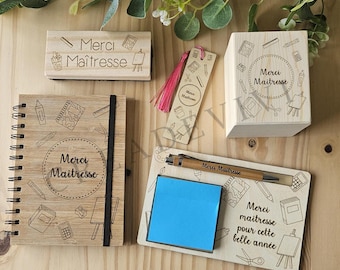 Coffret cadeau maîtresse / maître / professeur - Cadeau fin d'année - Cahier - Marque page - Pot crayon - Support post it - Atsem - Nounou