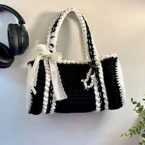 Black and White Duffle Bag Pattern PDF - DIY Ruffled Bag with Lace Bows