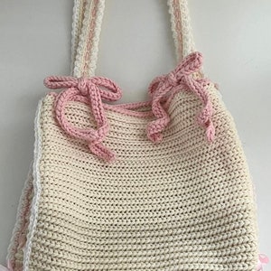 Sac fourre-tout rose avec ruban et nœud au crochet PATRON PDF — Modèle écrit avec photos