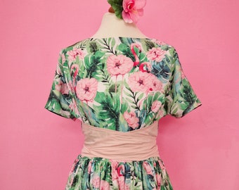 LIZZY_01 Tropisches 50s Kleid zum Binden mit Taschen und Ärmeln Flamingos Blumen