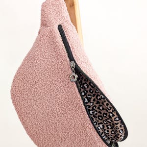 Große XL Bouclé Plüsch Bauchtasche Umhängetasche Rosé Leo