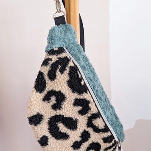 Große XL Umhängetasche Teddy Plüsch Bauchtasche Schwarz/Mint
