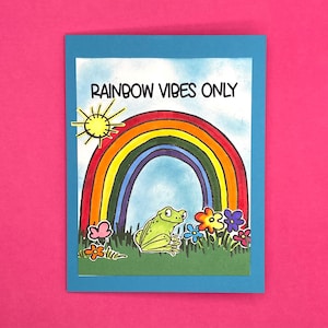 Rainbow Vibes Only Karte, Pride Month, LGTBQIA+, Juni, Gay Pride, Frosch, Blumen, Sonne, für Freund Familie, Kind, Enkelkind, Queer, niedlich