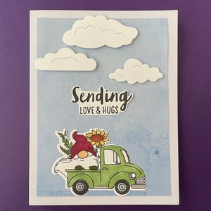 Tarjeta para enviar amor y abrazos, gnomo, jardín, cielo, flores, para novia, para él, para ella, amiga, familia, para esposa, para niño, para mamá