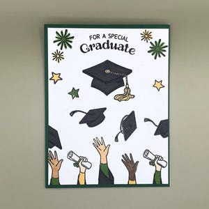 For Special Graduate Card, groen en goud, klasse van 2025, petje af, diploma, afstuderen, gefeliciteerd, middelbare school, universiteit, familie, pet, diploma