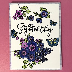 Avec carte de sympathie, fleurs bleues et violettes, deuil, perte, animal de compagnie, être cher, deuil, famille, ami, collègue, parent, désolé, chagrin