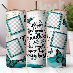 K&ouml;nnte beinhalten: Ein wei&szlig;er Becher mit goldenem Rand, mit dem Text "When God made grandkids, he made mine the very best." Er hat Designs mit t&uuml;rkisfarbenen Schmetterlingen und Rahmen. Inklusive Strohhalm.