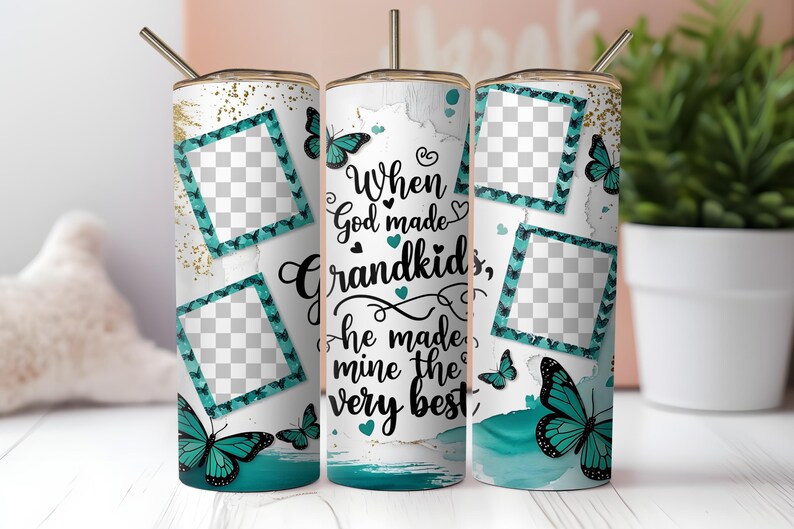 K&ouml;nnte beinhalten: Ein wei&szlig;er Becher mit goldenem Rand, mit dem Text "When God made grandkids, he made mine the very best." Er hat Designs mit t&uuml;rkisfarbenen Schmetterlingen und Rahmen. Inklusive Strohhalm.