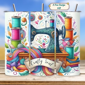 Könnte beinhalten: Ein farbenfroher Becher mit einer Nähmaschine, Garnrollen und Stoff. Auf dem Becher steht "Crafty Soul".