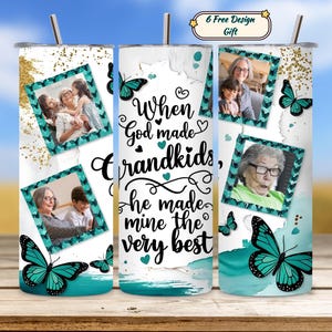 K&ouml;nnte beinhalten: Ein wei&szlig;er Becher mit einem Strohhalm aus Edelstahl, mit Fotos einer Gro&szlig;mutter und Enkelkindern. Der Becher hat ein t&uuml;rkis-goldenes Schmetterlingsdesign und den Text "When God made grandkids, he made mine the very best."