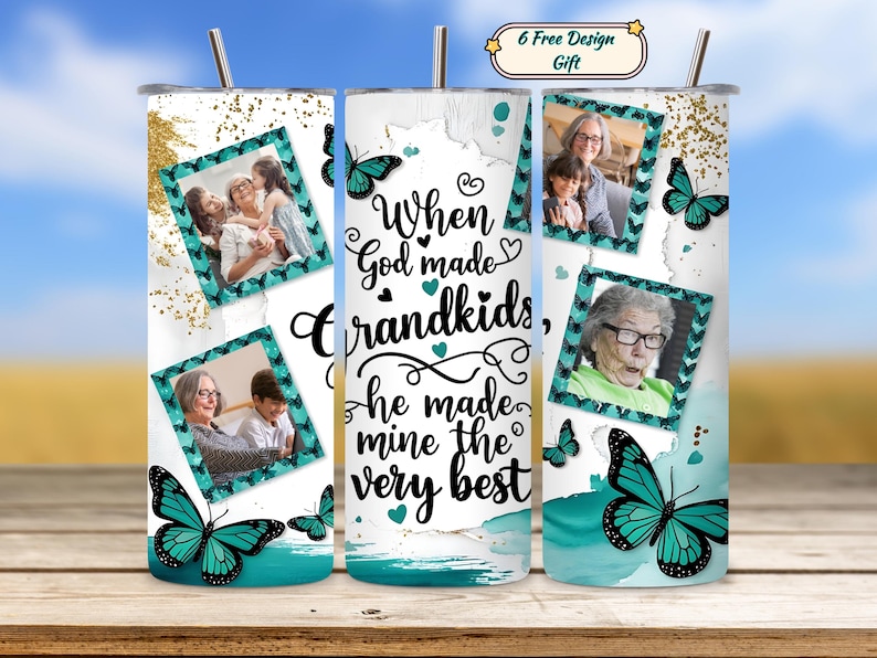 K&ouml;nnte beinhalten: Ein wei&szlig;er Becher mit einem Strohhalm aus Edelstahl, mit Fotos einer Gro&szlig;mutter und Enkelkindern. Der Becher hat ein t&uuml;rkis-goldenes Schmetterlingsdesign und den Text "When God made grandkids, he made mine the very best."