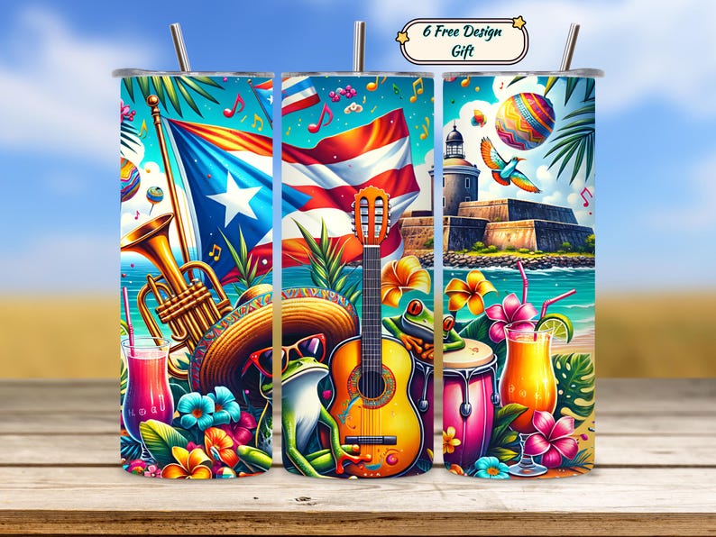 Pode incluir: Um copo vibrante com um design colorido com a bandeira de Porto Rico, instrumentos musicais e elementos tropicais. O design inclui um trompete, uma guitarra e um sapo tocando um tambor. O copo tem uma palhinha e o texto "6 Free Design Gift".