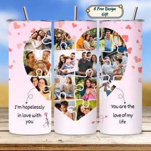 Puede incluir: Dos vasos de acero inoxidable rosados con un diseño en forma de corazón hecho de piezas de rompecabezas. Las piezas del rompecabezas están llenas de fotos de personas. El vaso de la izquierda dice "Estoy irremediablemente enamorado de ti". El vaso de la derecha dice "Eres el amor de mi vida".