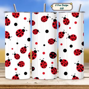 Pode incluir: Três canecas isoladas brancas com um padrão de joaninhas. O design apresenta joaninhas vermelhas com manchas pretas e pontos pretos sobre um fundo branco. Cada caneca tem uma palhinha prateada e uma tampa. A imagem inclui uma faixa que diz "6 Free Design Gift".
