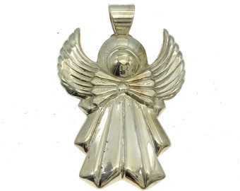 Wisiorek z aniołem w stylu vintage Repousse: kute srebro, lata 70. XX wieku