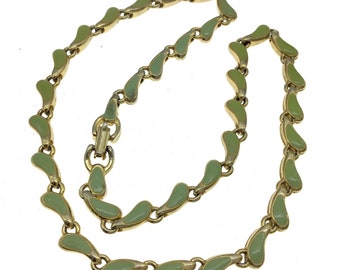 Gargantilla vintage esmaltada en verde salvia: collar moderno de mediados de siglo