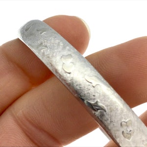 Vintage corazón diseño maratón de plata esterlina brazalete, pulsera de plata texturizada y en relieve, pulsera de ley con bisagras