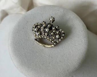 Crown Brooch, Vintage Pin, Figural, Faux Pearl, Gold tone Metal, Vintage Brooch, Dainty, Collectible, Detailed, Small, Unsigned