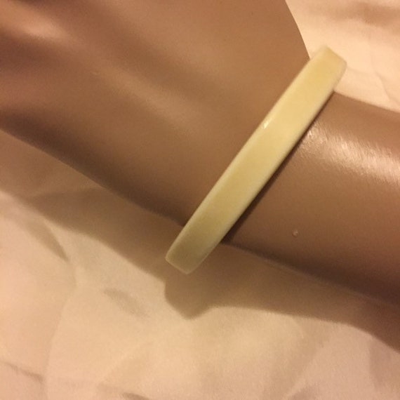 Vintage Bangle, Early Plastic Bracelet, Cream Ban… - image 4