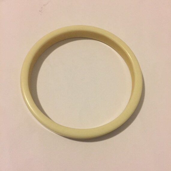 Vintage Bangle, Early Plastic Bracelet, Cream Ban… - image 3