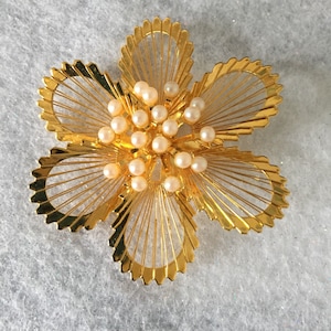 Vintage Brooch, Vintage Pin, Flower Pin, Flower Brooch, Gone tone Metal, Pearls, Floral Motif, Spring Pin