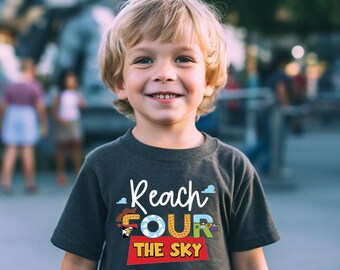 Camisa de aniversário Reach Four the Sky, festa infantil de 4º aniversário, camisa personalizada infantil unissex, tema de brinquedo