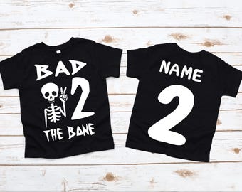 Camiseta de segundo cumpleaños para niño pequeño con diseño de esqueleto de rock and roll, ideal para fiestas temáticas de conciertos familiares.