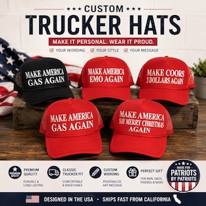 Può includere: Una collezione di cappellini da camionista personalizzati in nero e rosso, ognuno con un design di testo bianco unico. I cappellini presentano le frasi "Make America Gas Again", "Make America Emo Again", "Make Coors 3 Dollars Again" e "Make America Say Merry Christmas Again."